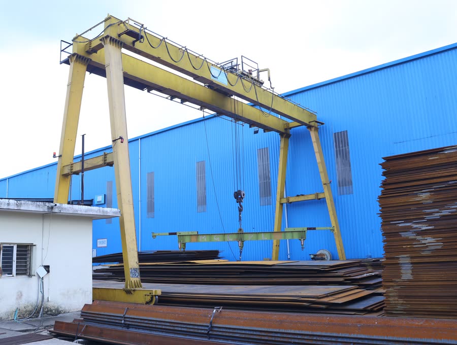 Gantry crane over the plate yard