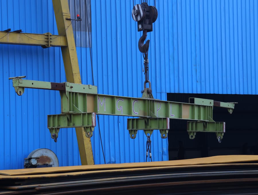 Spreader beam on the gantry