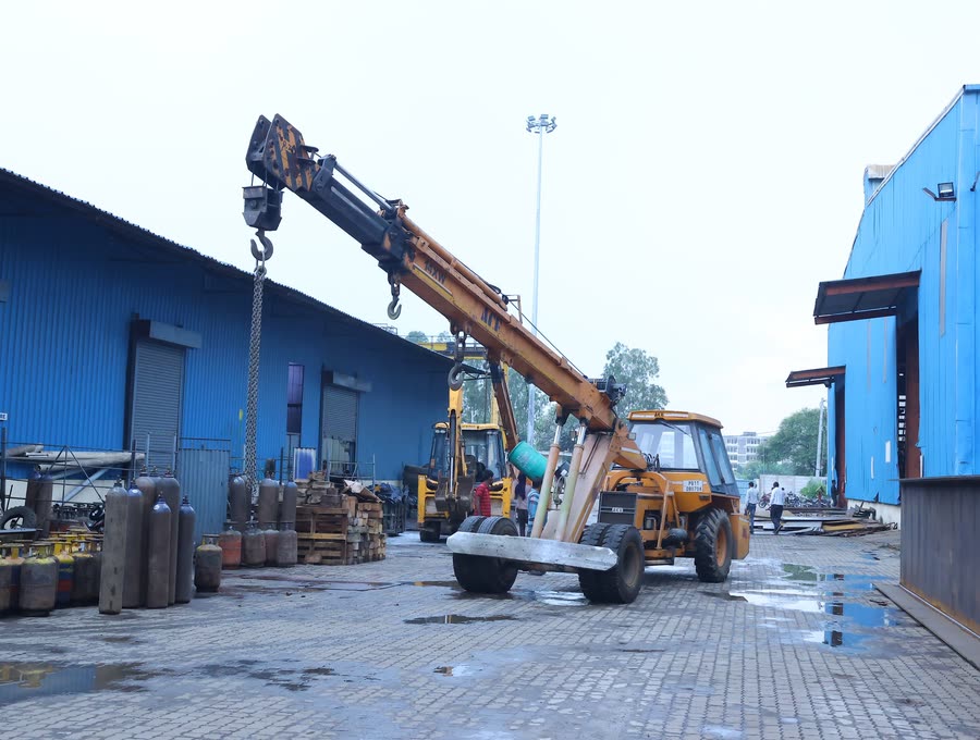 Hydra crane at the yard