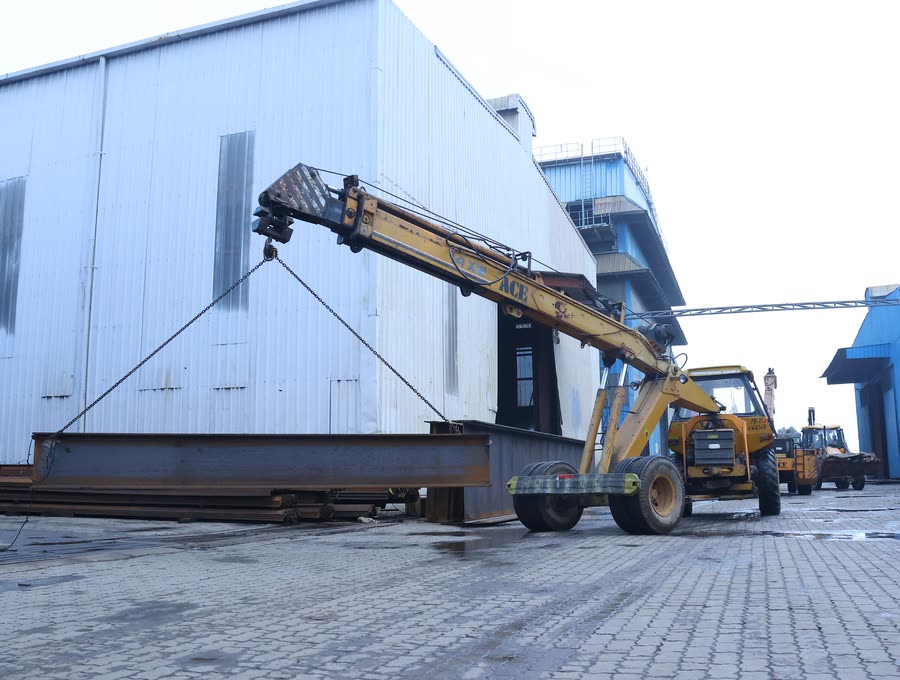 Loading a girder for dispatch