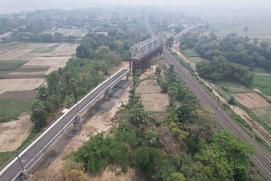 Truss bridge and viaduct