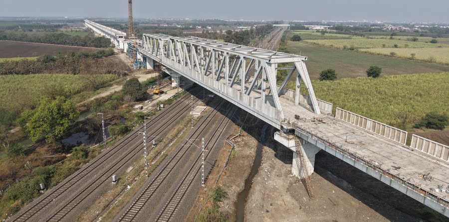 Launched truss over the railway line