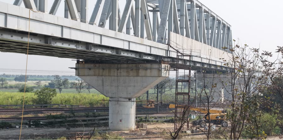 Truss over the running line
